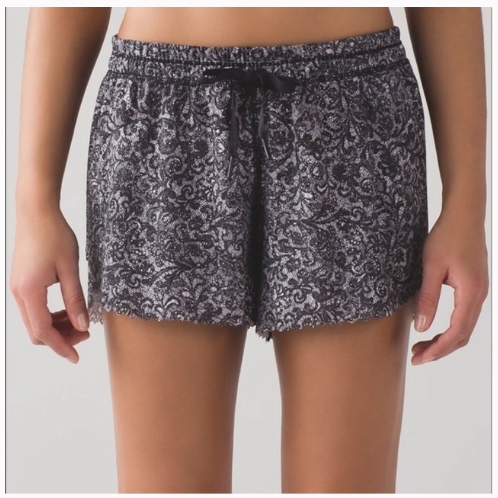 New w/ tags lululemon Hit it Short black and white